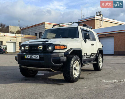 Белый Тойота ФЖ Крузер, объемом двигателя 4 л и пробегом 240 тыс. км за 18500 $, фото 1 на Automoto.ua