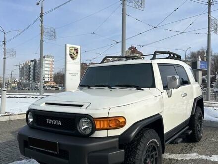 Тойота ФЖ Крузер 2011 в Киеве на Automoto.ua Белый Тойота ФЖ Крузер, объемом двигателя 3.96 л и пробегом 152 тыс. км за 34000 $, фото 1 на Automoto.ua