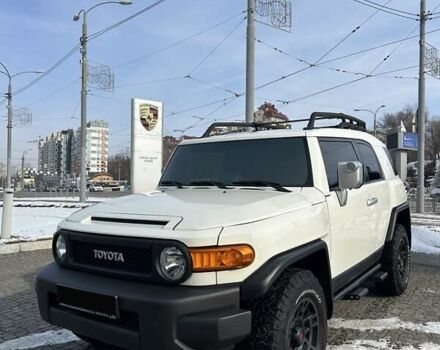 Белый Тойота ФЖ Крузер, объемом двигателя 3.96 л и пробегом 152 тыс. км за 34000 $, фото 1 на Automoto.ua