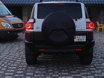 Белый Тойота ФЖ Крузер, объемом двигателя 4 л и пробегом 191 тыс. км за 25999 $, фото 1 на Automoto.ua