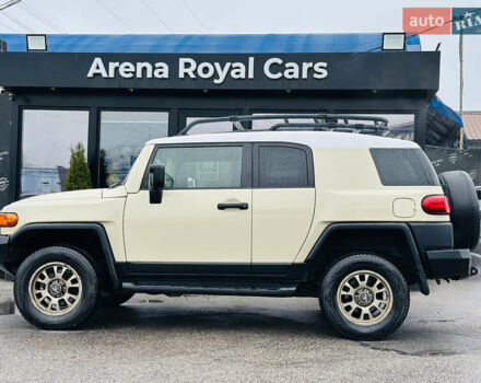 Бежевый Тойота ФЖ Крузер, объемом двигателя 4 л и пробегом 161 тыс. км за 23700 $, фото 4 на Automoto.ua