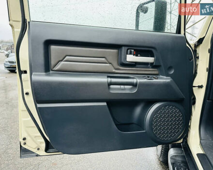 Бежевый Тойота ФЖ Крузер, объемом двигателя 4 л и пробегом 161 тыс. км за 23700 $, фото 13 на Automoto.ua