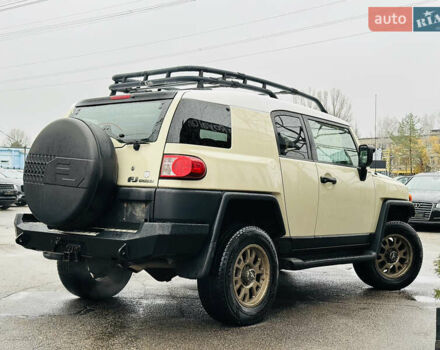 Бежевый Тойота ФЖ Крузер, объемом двигателя 4 л и пробегом 161 тыс. км за 23700 $, фото 1 на Automoto.ua