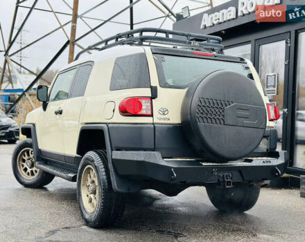 Бежевый Тойота ФЖ Крузер, объемом двигателя 4 л и пробегом 161 тыс. км за 23700 $, фото 3 на Automoto.ua