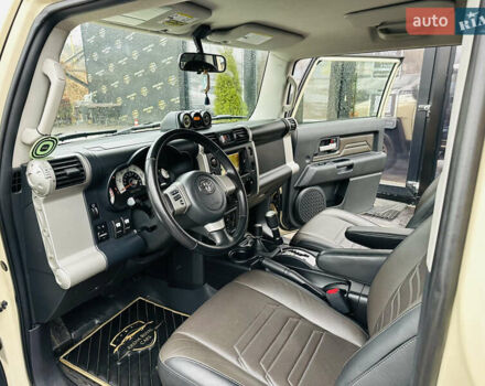 Бежевый Тойота ФЖ Крузер, объемом двигателя 4 л и пробегом 161 тыс. км за 23700 $, фото 12 на Automoto.ua