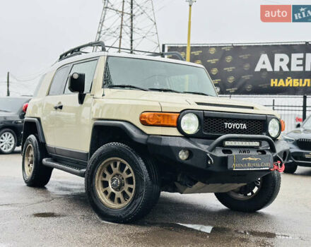 Бежевый Тойота ФЖ Крузер, объемом двигателя 4 л и пробегом 161 тыс. км за 23700 $, фото 2 на Automoto.ua