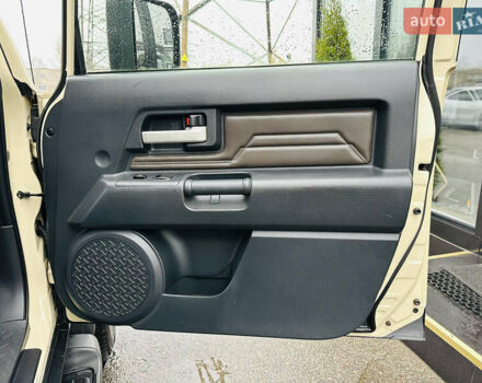 Бежевый Тойота ФЖ Крузер, объемом двигателя 4 л и пробегом 161 тыс. км за 23700 $, фото 18 на Automoto.ua