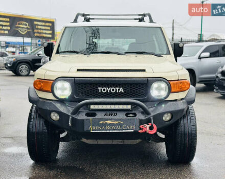Бежевый Тойота ФЖ Крузер, объемом двигателя 4 л и пробегом 161 тыс. км за 23700 $, фото 6 на Automoto.ua