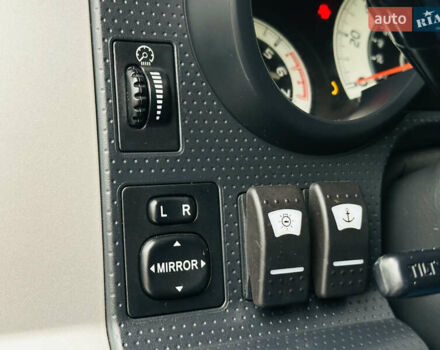 Бежевый Тойота ФЖ Крузер, объемом двигателя 4 л и пробегом 161 тыс. км за 23700 $, фото 25 на Automoto.ua