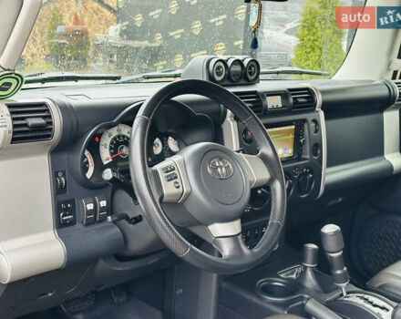 Бежевый Тойота ФЖ Крузер, объемом двигателя 4 л и пробегом 161 тыс. км за 23700 $, фото 19 на Automoto.ua