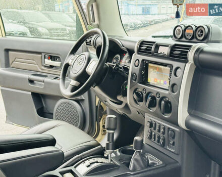 Бежевый Тойота ФЖ Крузер, объемом двигателя 4 л и пробегом 161 тыс. км за 23700 $, фото 17 на Automoto.ua