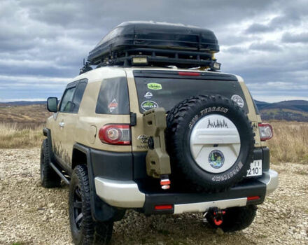 Бежевый Тойота ФЖ Крузер, объемом двигателя 3.96 л и пробегом 132 тыс. км за 28000 $, фото 3 на Automoto.ua