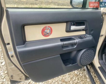 Бежевый Тойота ФЖ Крузер, объемом двигателя 3.96 л и пробегом 132 тыс. км за 28000 $, фото 19 на Automoto.ua