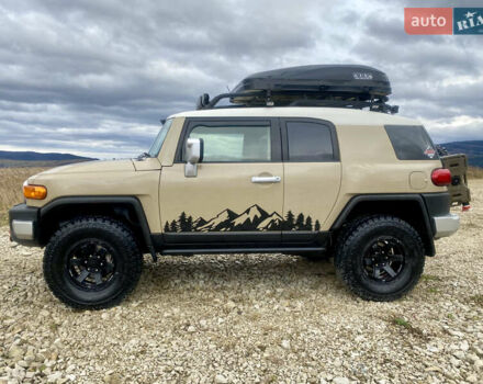 Бежевый Тойота ФЖ Крузер, объемом двигателя 3.96 л и пробегом 132 тыс. км за 28000 $, фото 1 на Automoto.ua