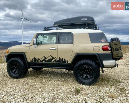 Бежевый Тойота ФЖ Крузер, объемом двигателя 3.96 л и пробегом 132 тыс. км за 28000 $, фото 2 на Automoto.ua