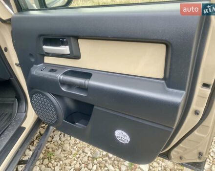 Бежевый Тойота ФЖ Крузер, объемом двигателя 3.96 л и пробегом 132 тыс. км за 28000 $, фото 20 на Automoto.ua