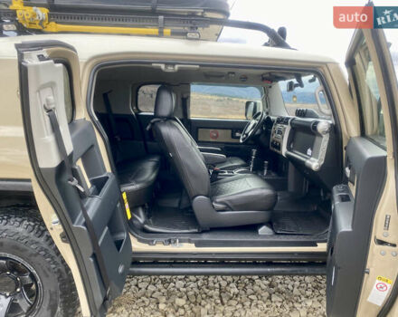 Бежевый Тойота ФЖ Крузер, объемом двигателя 3.96 л и пробегом 132 тыс. км за 28000 $, фото 14 на Automoto.ua