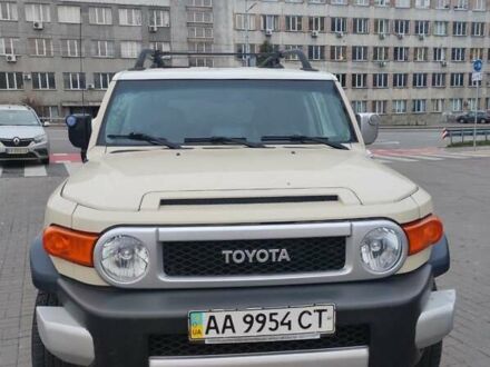 Бежевый Тойота ФЖ Крузер, объемом двигателя 4 л и пробегом 156 тыс. км за 22000 $, фото 1 на Automoto.ua