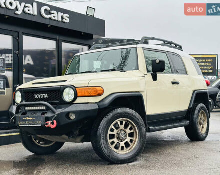 Бежевый Тойота ФЖ Крузер, объемом двигателя 4 л и пробегом 161 тыс. км за 23700 $, фото 1 на Automoto.ua