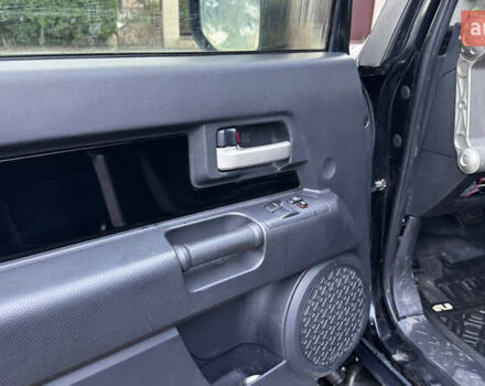 Черный Тойота ФЖ Крузер, объемом двигателя 4 л и пробегом 99 тыс. км за 22000 $, фото 16 на Automoto.ua
