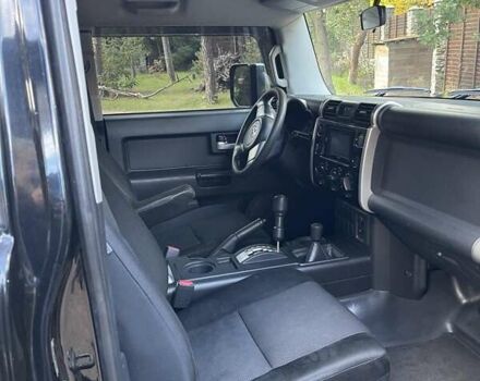 Черный Тойота ФЖ Крузер, объемом двигателя 4 л и пробегом 160 тыс. км за 19181 $, фото 5 на Automoto.ua