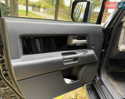 Чорний Тойота ФЖ Крузер, об'ємом двигуна 4 л та пробігом 277 тис. км за 20400 $, фото 16 на Automoto.ua