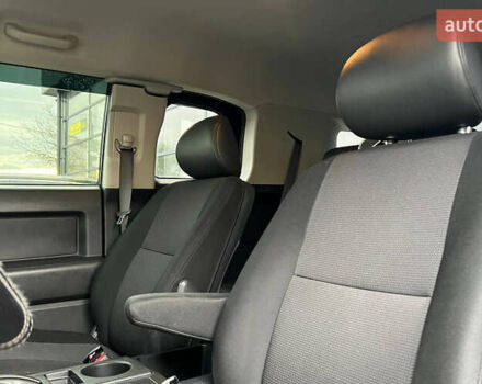 Черный Тойота ФЖ Крузер, объемом двигателя 3.96 л и пробегом 210 тыс. км за 23000 $, фото 9 на Automoto.ua