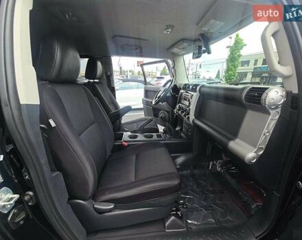 Черный Тойота ФЖ Крузер, объемом двигателя 4 л и пробегом 177 тыс. км за 16000 $, фото 7 на Automoto.ua