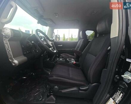 Черный Тойота ФЖ Крузер, объемом двигателя 4 л и пробегом 177 тыс. км за 16000 $, фото 4 на Automoto.ua