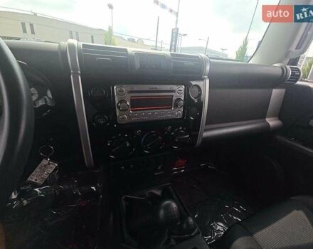 Черный Тойота ФЖ Крузер, объемом двигателя 4 л и пробегом 177 тыс. км за 16000 $, фото 5 на Automoto.ua