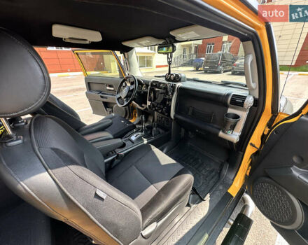 Желтый Тойота ФЖ Крузер, объемом двигателя 3.96 л и пробегом 161 тыс. км за 25900 $, фото 17 на Automoto.ua