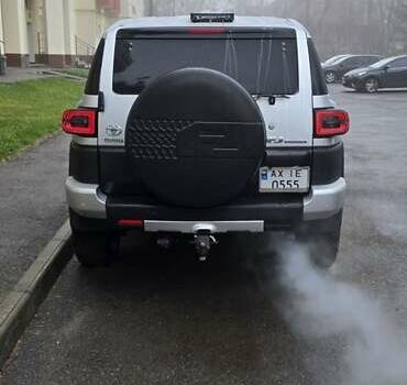 Серый Тойота ФЖ Крузер, объемом двигателя 3.96 л и пробегом 240 тыс. км за 20500 $, фото 1 на Automoto.ua