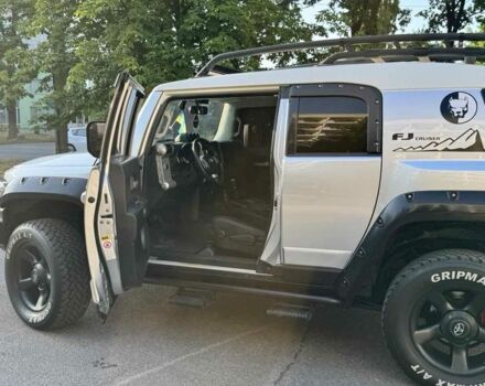 Серый Тойота ФЖ Крузер, объемом двигателя 4 л и пробегом 296 тыс. км за 24900 $, фото 3 на Automoto.ua