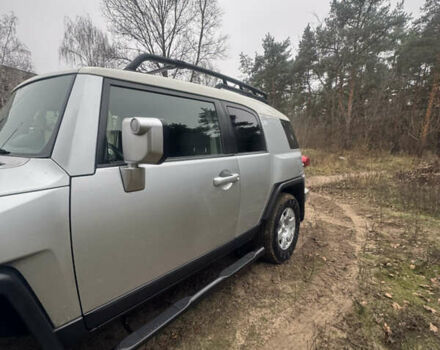 Серый Тойота ФЖ Крузер, объемом двигателя 3.96 л и пробегом 252 тыс. км за 18500 $, фото 23 на Automoto.ua