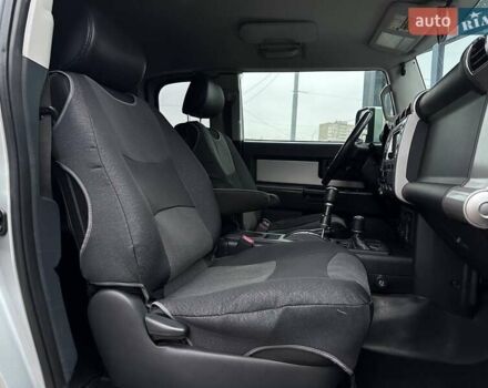 Серый Тойота ФЖ Крузер, объемом двигателя 3.96 л и пробегом 403 тыс. км за 18290 $, фото 11 на Automoto.ua