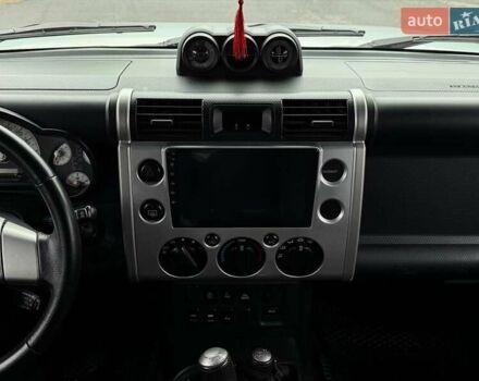 Серый Тойота ФЖ Крузер, объемом двигателя 3.96 л и пробегом 235 тыс. км за 19000 $, фото 12 на Automoto.ua