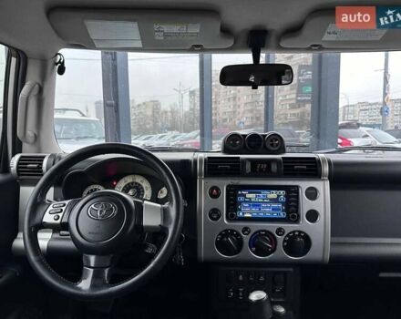 Серый Тойота ФЖ Крузер, объемом двигателя 3.96 л и пробегом 403 тыс. км за 18290 $, фото 13 на Automoto.ua