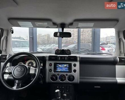 Серый Тойота ФЖ Крузер, объемом двигателя 3.96 л и пробегом 403 тыс. км за 18290 $, фото 12 на Automoto.ua