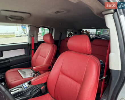 Серый Тойота ФЖ Крузер, объемом двигателя 3.96 л и пробегом 268 тыс. км за 23500 $, фото 7 на Automoto.ua