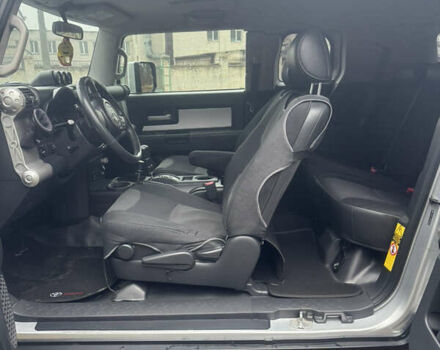 Серый Тойота ФЖ Крузер, объемом двигателя 3.96 л и пробегом 252 тыс. км за 18500 $, фото 7 на Automoto.ua