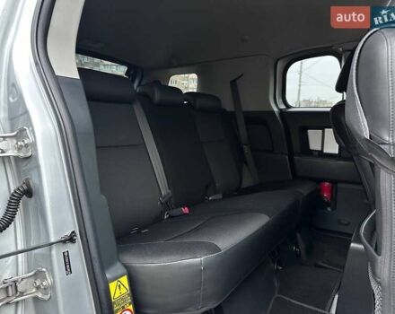 Серый Тойота ФЖ Крузер, объемом двигателя 3.96 л и пробегом 403 тыс. км за 18290 $, фото 10 на Automoto.ua