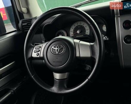 Серый Тойота ФЖ Крузер, объемом двигателя 3.96 л и пробегом 235 тыс. км за 19000 $, фото 13 на Automoto.ua