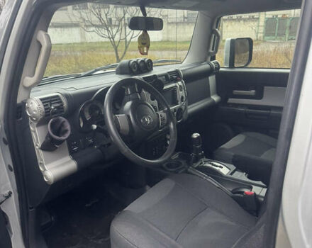Серый Тойота ФЖ Крузер, объемом двигателя 3.96 л и пробегом 252 тыс. км за 18500 $, фото 6 на Automoto.ua