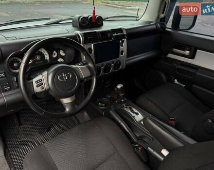 Серый Тойота ФЖ Крузер, объемом двигателя 3.96 л и пробегом 235 тыс. км за 19000 $, фото 7 на Automoto.ua
