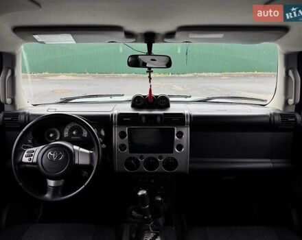 Серый Тойота ФЖ Крузер, объемом двигателя 3.96 л и пробегом 235 тыс. км за 19000 $, фото 10 на Automoto.ua