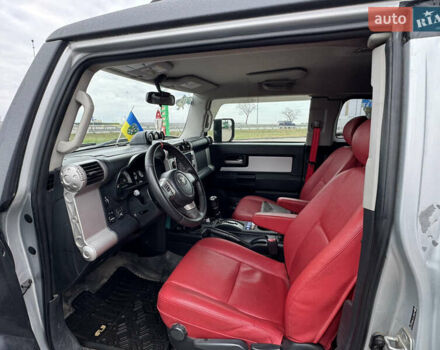 Серый Тойота ФЖ Крузер, объемом двигателя 3.96 л и пробегом 268 тыс. км за 23500 $, фото 6 на Automoto.ua