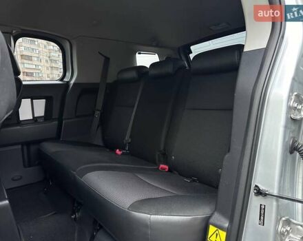 Серый Тойота ФЖ Крузер, объемом двигателя 3.96 л и пробегом 403 тыс. км за 18290 $, фото 9 на Automoto.ua