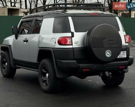 Серый Тойота ФЖ Крузер, объемом двигателя 3.96 л и пробегом 235 тыс. км за 19000 $, фото 2 на Automoto.ua