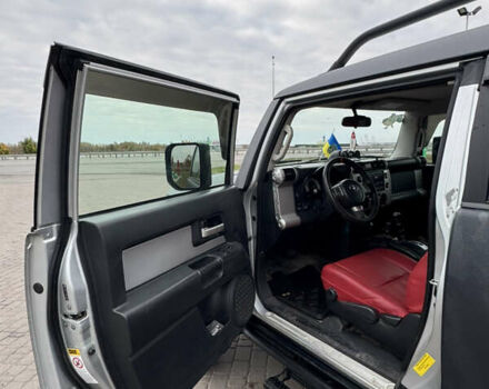 Серый Тойота ФЖ Крузер, объемом двигателя 3.96 л и пробегом 268 тыс. км за 23500 $, фото 5 на Automoto.ua