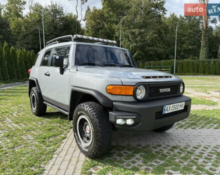 Серый Тойота ФЖ Крузер, объемом двигателя 3.96 л и пробегом 192 тыс. км за 38500 $, фото 5 на Automoto.ua